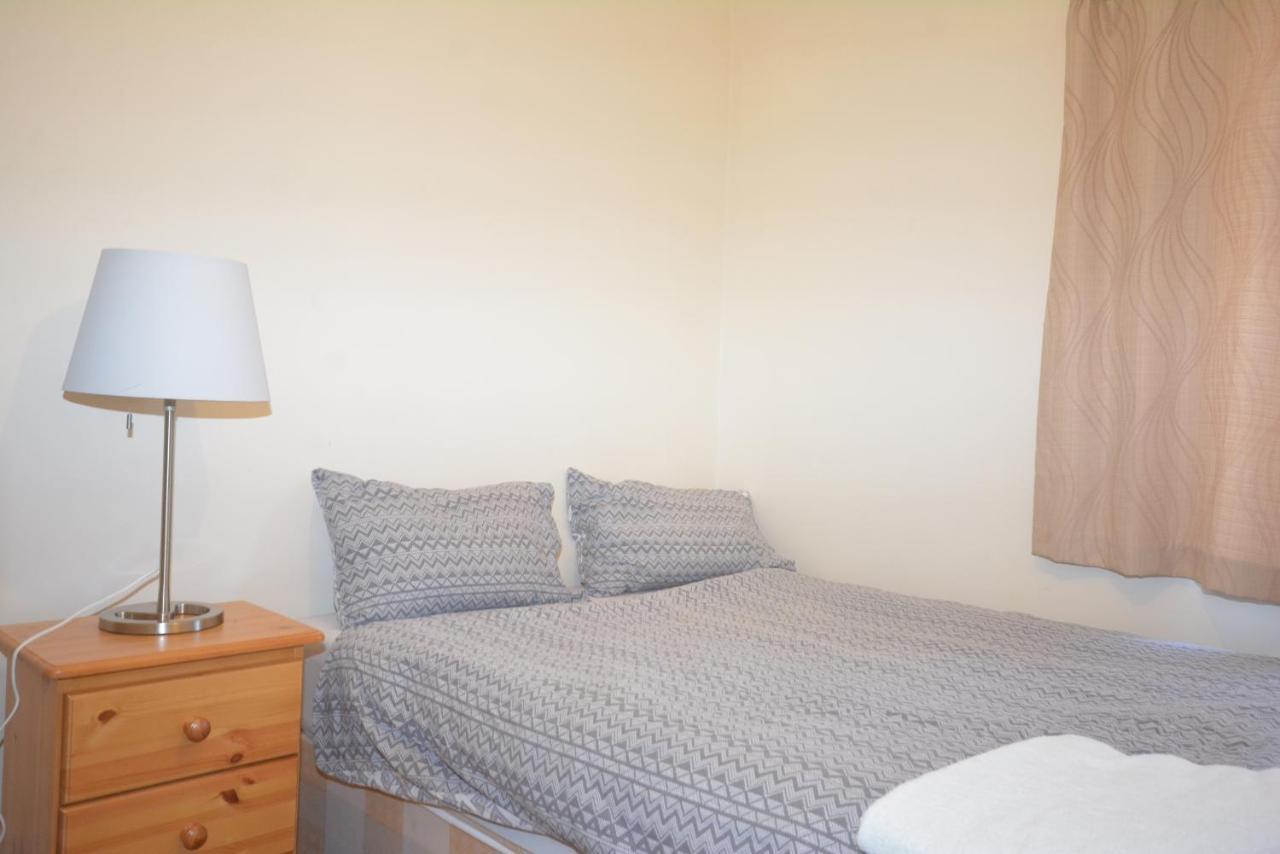 London Deluxe 6 Bedroom House Dagenham Exterior photo
