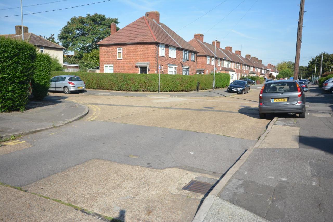 London Deluxe 6 Bedroom House Dagenham Exterior photo