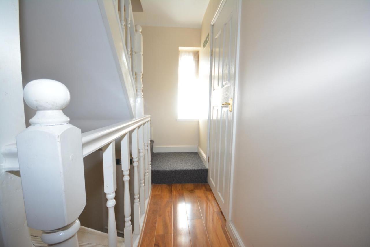 London Deluxe 6 Bedroom House Dagenham Exterior photo