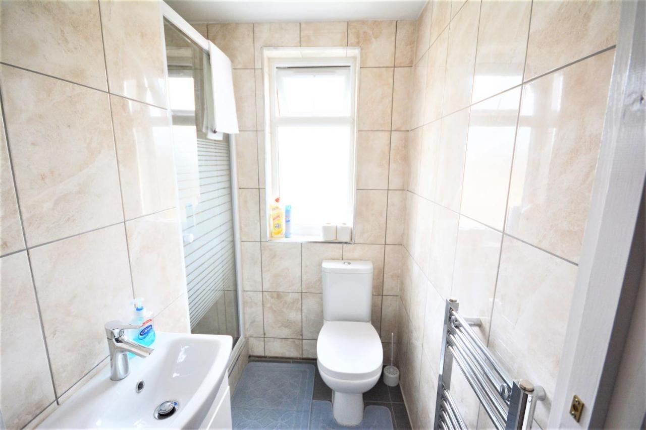 London Deluxe 6 Bedroom House Dagenham Exterior photo