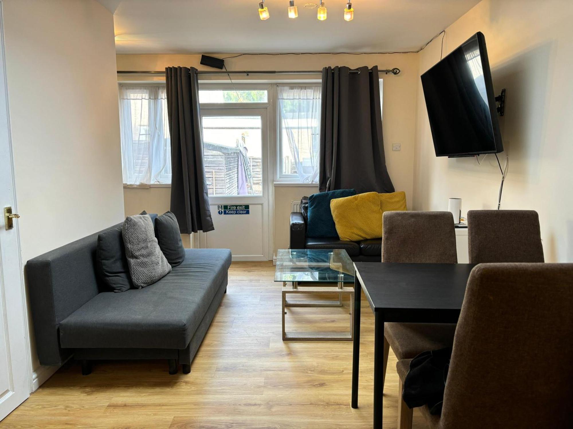 London Deluxe 6 Bedroom House Dagenham Exterior photo